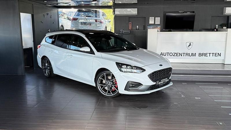 Weiß Gebraucht 2021 Ford Focus ST-Line Limousine | 21.500 € (Fairer Preis) - Bild 1/3