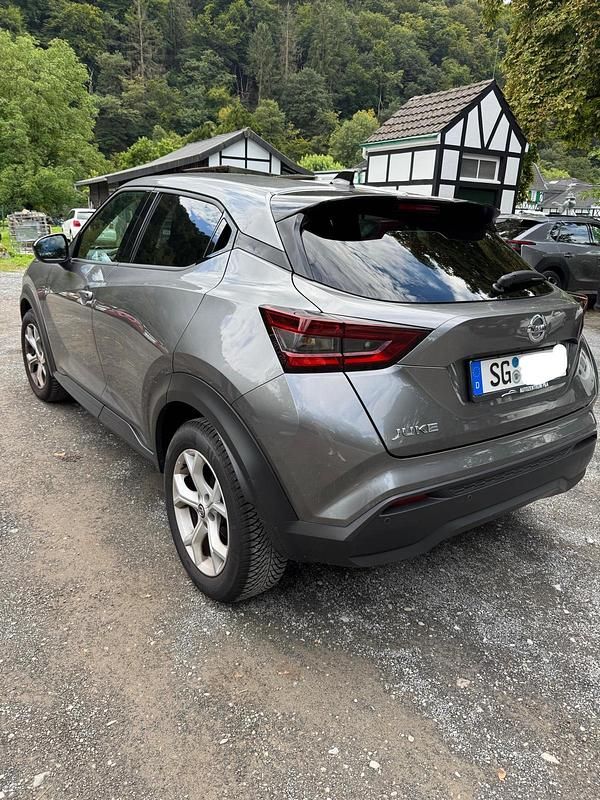 Grau Gebraucht 2020 Nissan Juke Acenta SUV | 15.600 € (Fairer Preis) - Bild 1/4