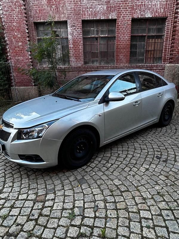 Silber Gebraucht 2010 Chevrolet Cruze Limousine | 3.900 € (Fairer Preis) - Bild 1/4