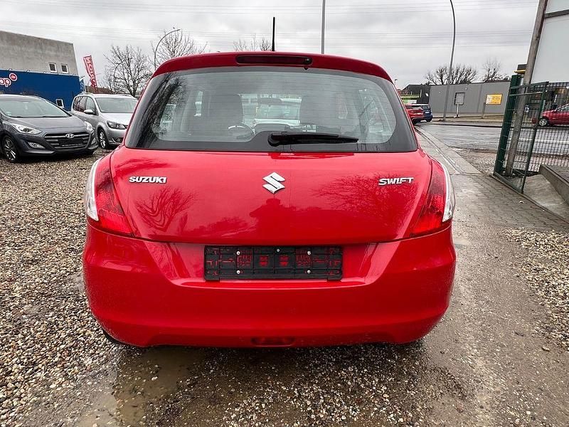 Gebraucht Suzuki Swift Club 94 PS (69 kW) 2012 Rot Kleinwagen