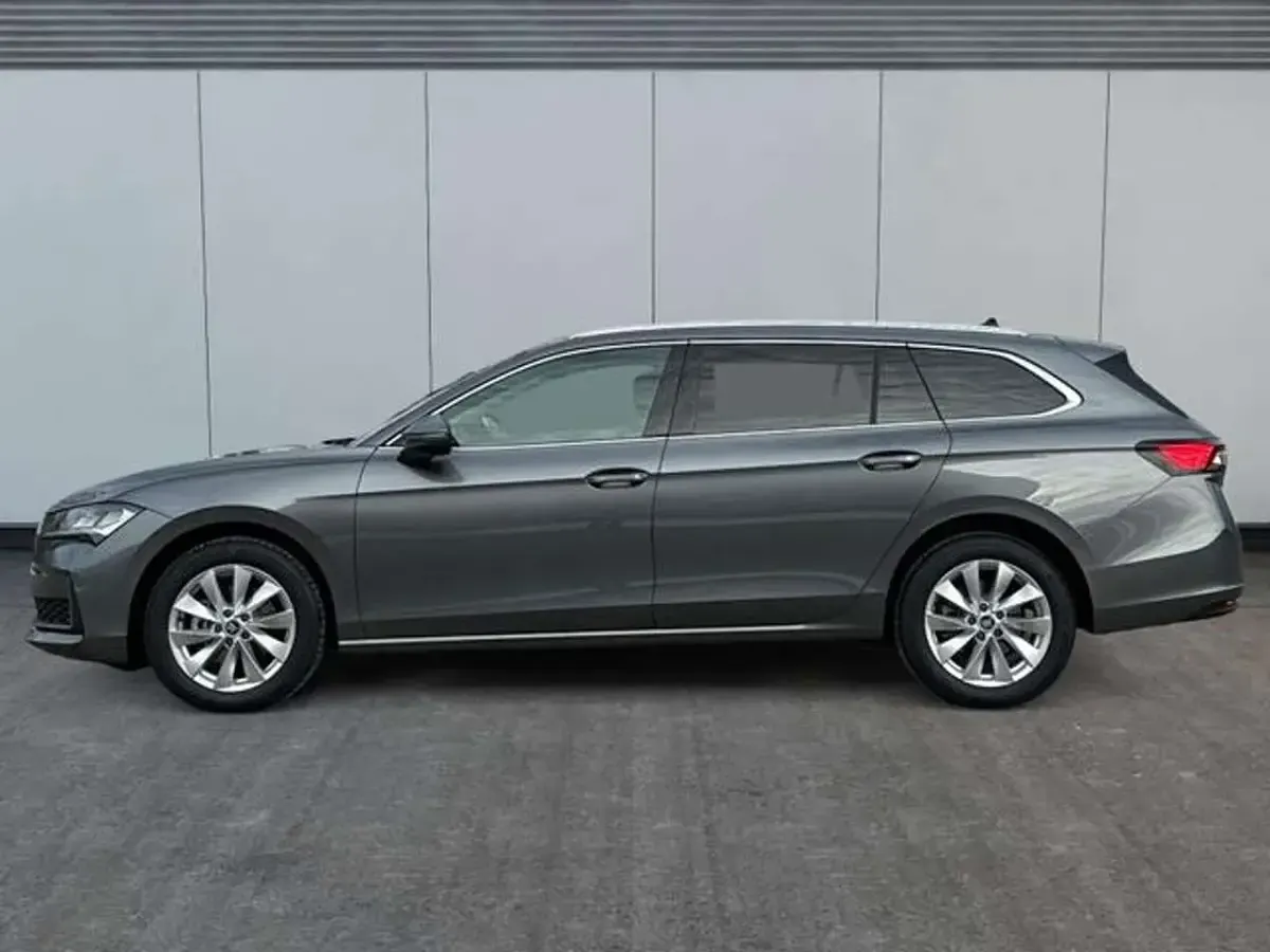 Neu Skoda Superb Selection 150 PS (110 kW) 2025 Graphitegrau metallic Kombi