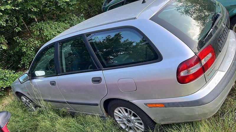 Silber Gebraucht 2004 Volvo V40 Kombi | 450 € (Guter Preis) - Bild 1/1
