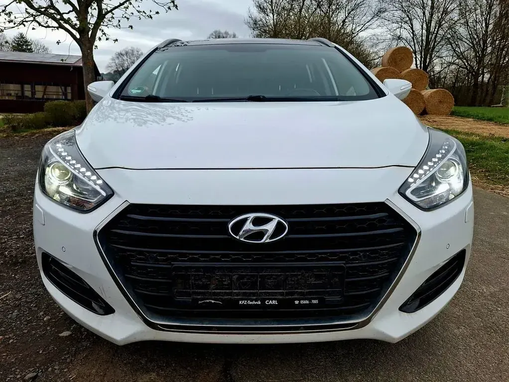 Gebraucht Hyundai i40 141 PS (103 kW) 2018 Weiß Kombi