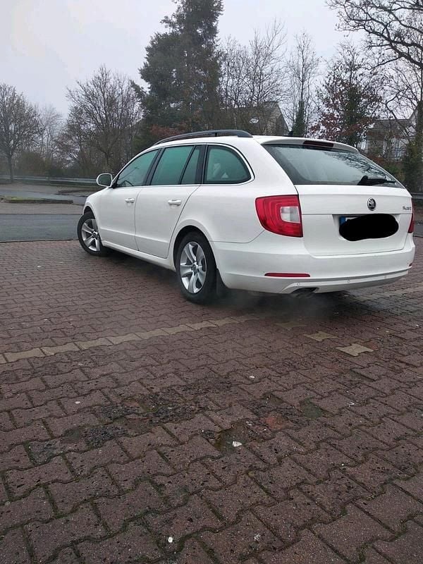 Gebraucht Skoda Superb 105 PS (77 kW) 2011 Weiß Kombi