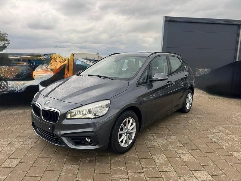 Grau Gebraucht 2017 BMW 218 Active Tourer Van / Kleinbus | 11.995 € (Guter Preis) - Bild 1/4