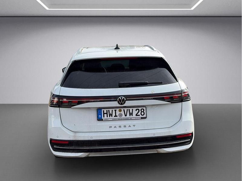 Gebraucht VW Passat Elegance 150 PS (110 kW) 2024 Weiss / pure white Kombi