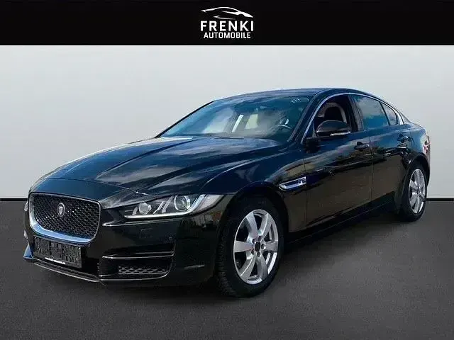 Używany Jaguar XE Pure 180 KM (132 kW) 2018 Czarny Sedan/Limuzyna