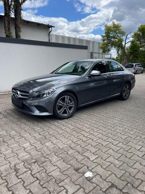 Grau Gebraucht 2018 Mercedes C200 AMG line Limousine | 22.500 € (Superpreis) - Bild 1/4