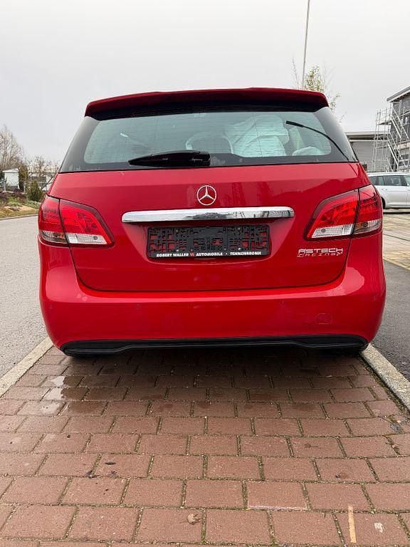 Gebraucht Mercedes B200 136 PS (100 kW) 2015 Rot Van / Kleinbus