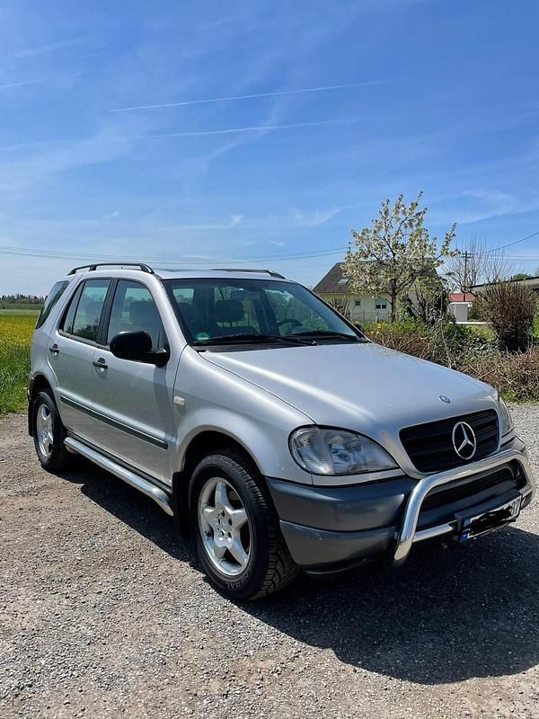 Grau Gebraucht 2001 Mercedes ML270 SUV | 7.500 € (Etwas zu teuer) - Bild 1/4