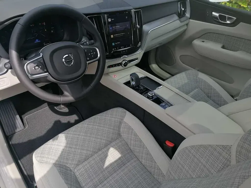 Gebraucht Volvo XC60 Core 398 PS (292 kW) 2025 Grau SUV
