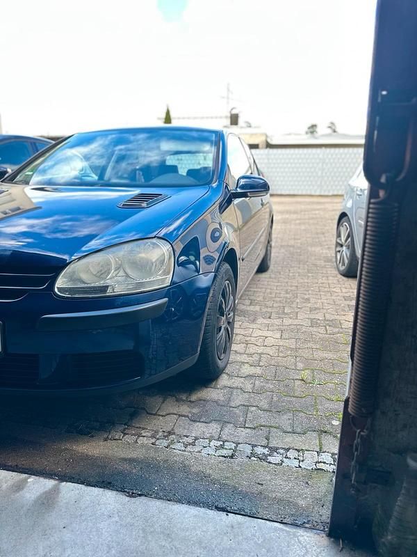 Gebraucht VW Golf V 105 PS (77 kW) 2004 Blau Kleinwagen