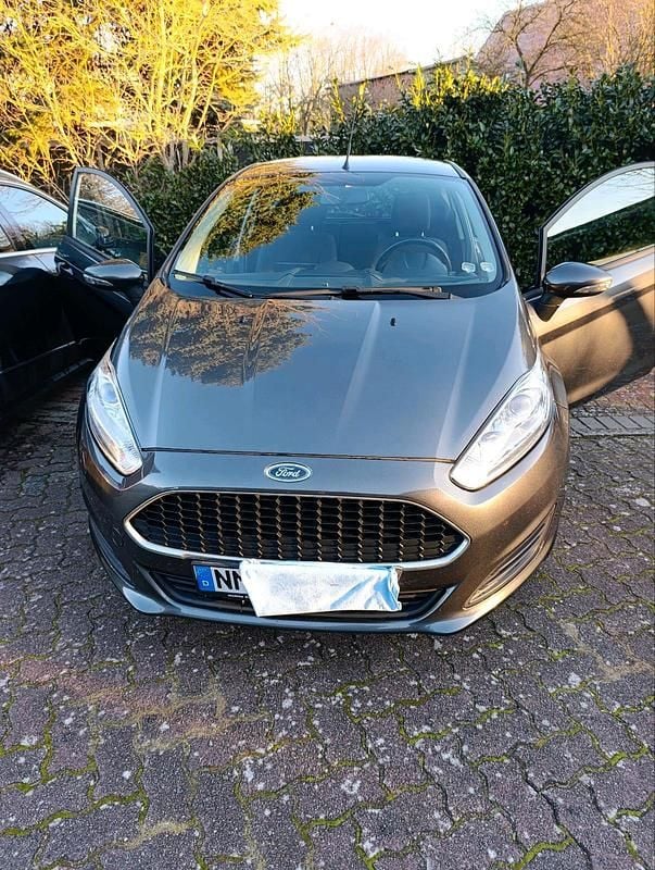 Grau Gebraucht 2017 Ford Fiesta Trend Kleinwagen | 6.250 € - Bild 1/4