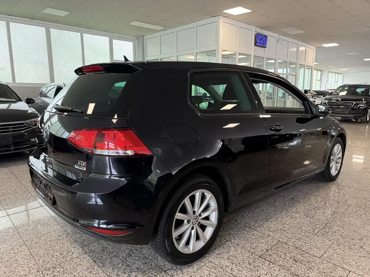 Gebraucht VW Golf VII LOUNGE 110 PS (80 kW) 2015 Schwarz, metallic Kleinwagen
