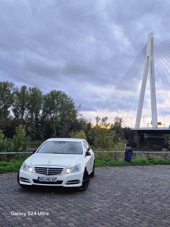 Weiß Gebraucht 2011 Mercedes E220 Elegance Limousine | 14.100 € (Etwas zu teuer) - Bild 1/4