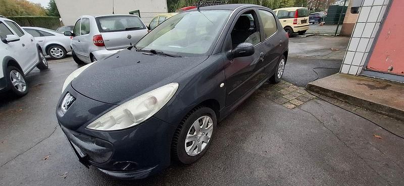 Grau Gebraucht 2009 Peugeot 206+ Kleinwagen | 2.400 € (Etwas zu teuer) - Bild 1/4