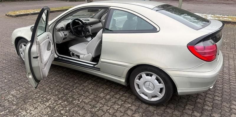 Gebraucht Mercedes C180 129 PS (94 kW) 2002 Silber Coupé