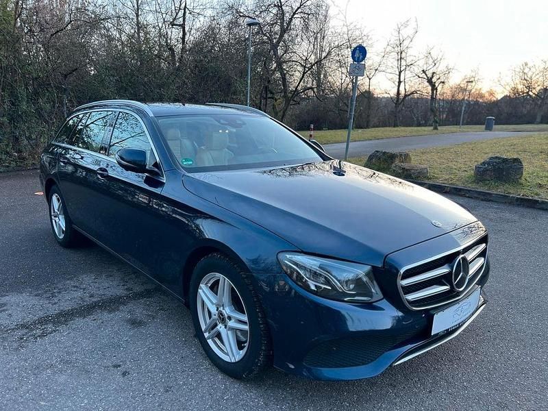 Gebraucht Mercedes E220 194 PS (142 kW) 2020 Blau Limousine