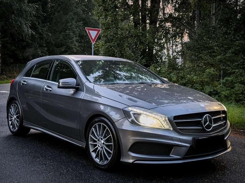 Grau Gebraucht 2013 Mercedes A180 AMG line Limousine | 13.890 € (Etwas zu teuer) - Bild 1/4