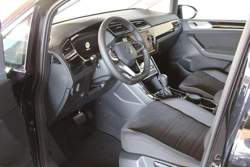 Neu VW Touran Highline 150 PS (110 kW) 2025 Deepblackperleffekt Van / Kleinbus