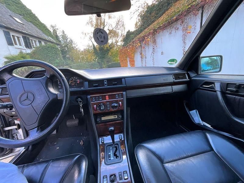 Gebraucht Mercedes E420 279 PS (205 kW) 1992 Silber Limousine