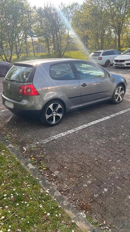 Second-hand VW Golf V 105 CP (77 kW) 2004 Gri Hatchback