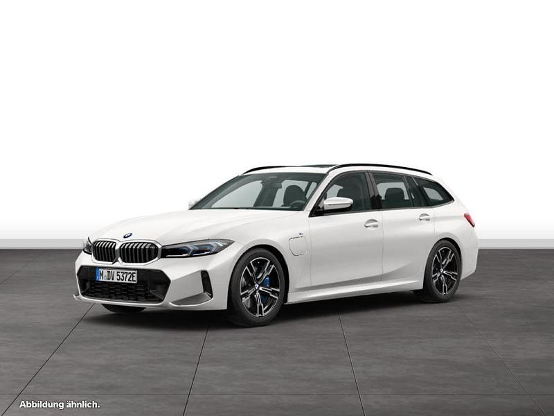 Mineralweiß metallic Gebraucht 2024 BMW 330e Comfort Edition Kombi | 47.784 € (Teuer) - Bild 1/4