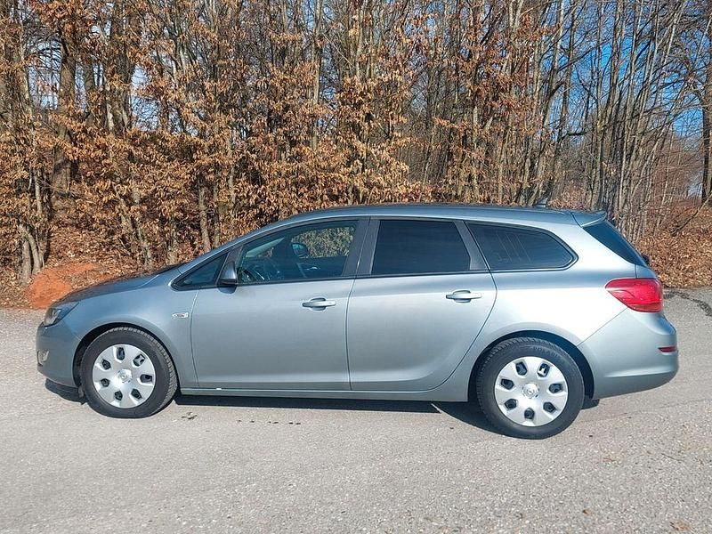 Gebraucht Opel Astra Edition 125 PS (91 kW) 2011 Silber Kombi