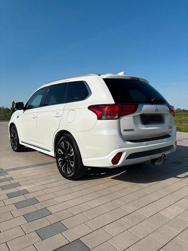 Second-hand Mitsubishi Outlander P-HEV 211 CP (155 kW) 2017 Alb SUV