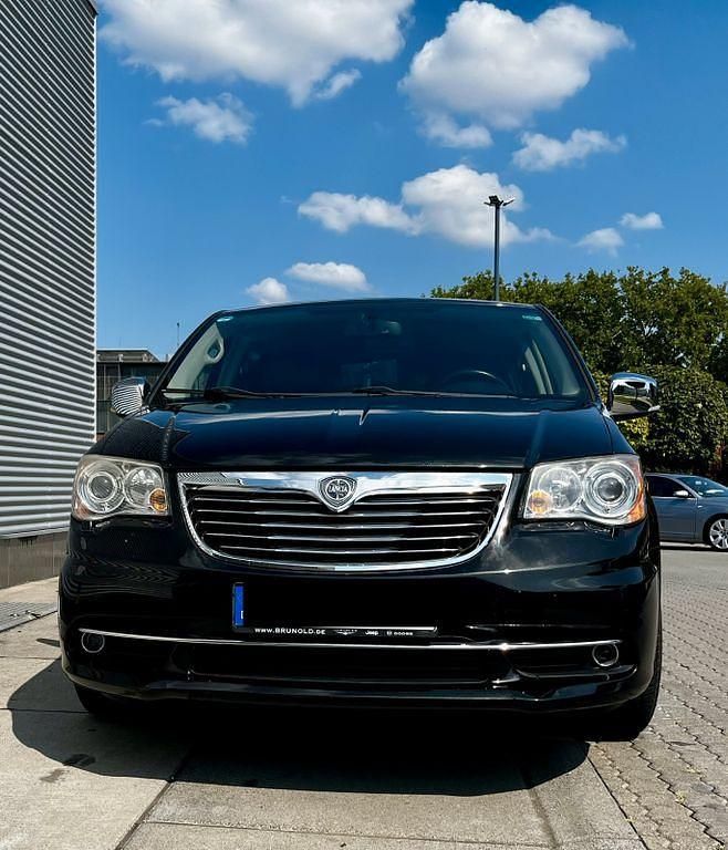 Schwarz Gebraucht 2011 Lancia Voyager Van / Kleinbus | 12.399 € (Etwas zu teuer) - Bild 1/4
