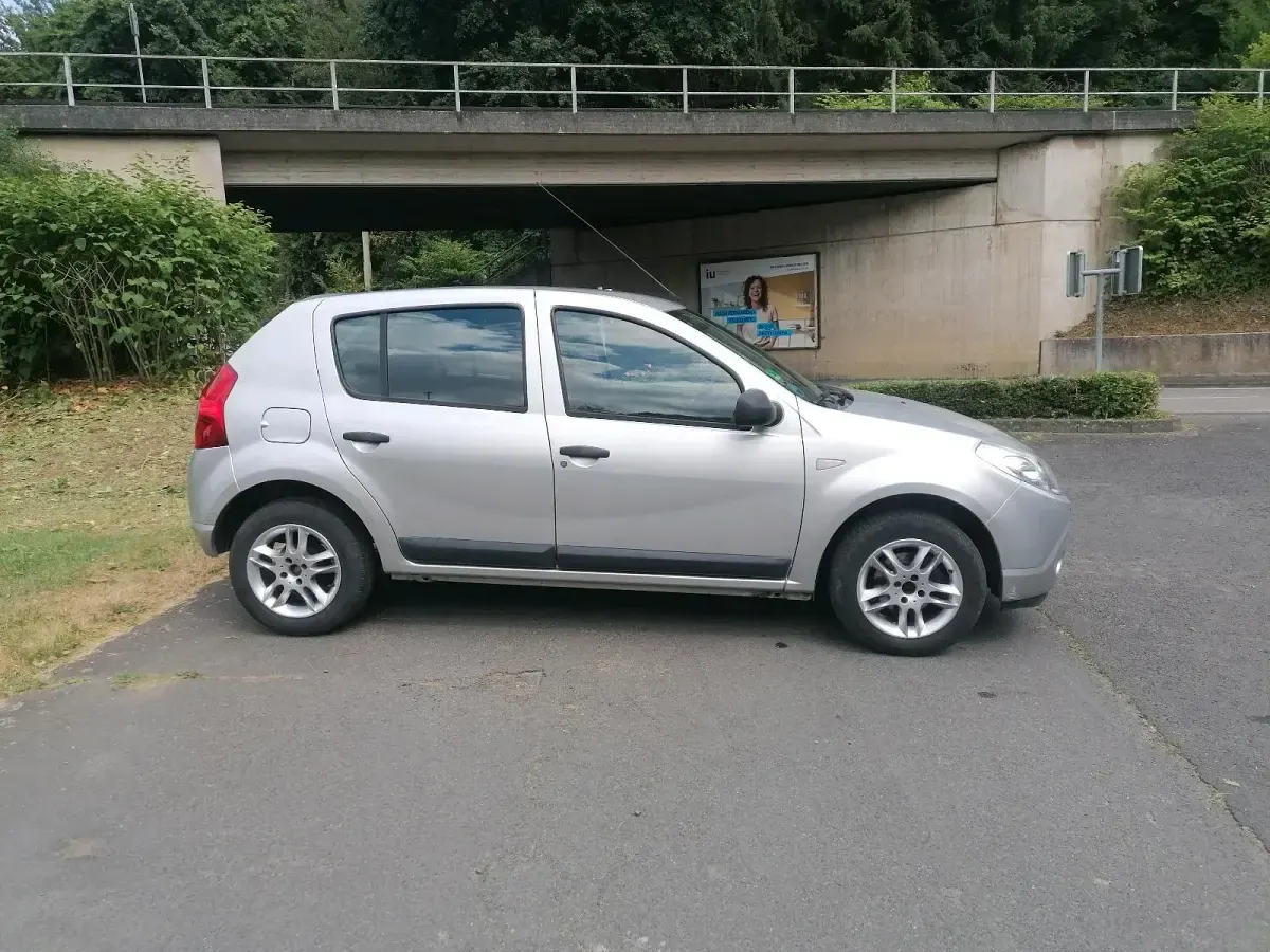 Gebraucht Dacia Sandero 75 PS (55 kW) 2009 Silber Kleinwagen