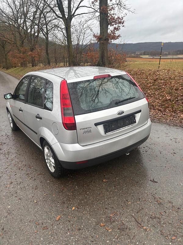 Gebraucht Ford Fiesta 60 PS (44 kW) 2004 Silber Kleinwagen