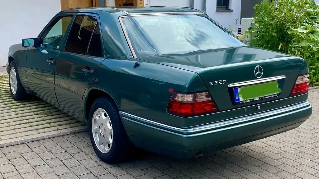 Gebraucht Mercedes E220 150 PS (110 kW) 1995 Grün Limousine