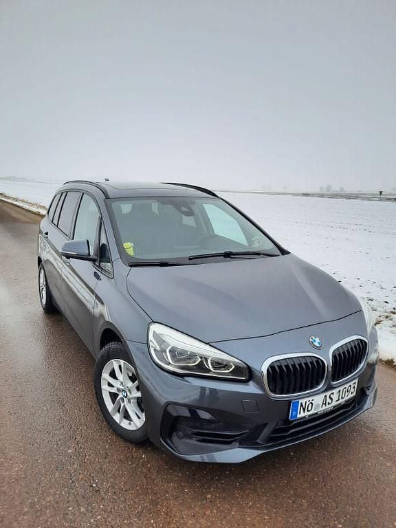 Grau Gebraucht 2021 BMW 218 Gran Tourer Sport Line Van / Kleinbus | 18.500 € (Guter Preis) - Bild 1/4