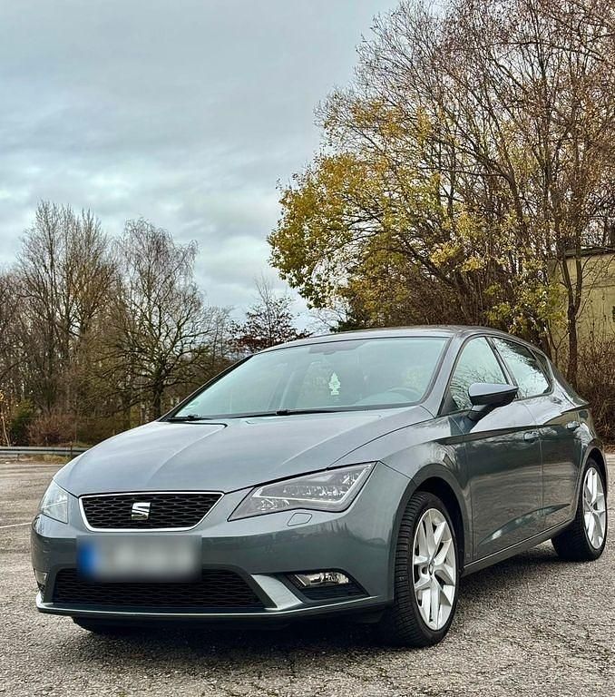 Grau Gebraucht 2013 Seat Leon Style Limousine | 7.990 € (Guter Preis) - Bild 1/4