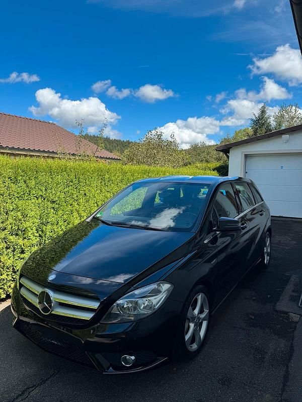Schwarz Gebraucht 2012 Mercedes B180 Sport Edition Van / Kleinbus | 8.890 € - Bild 1/4