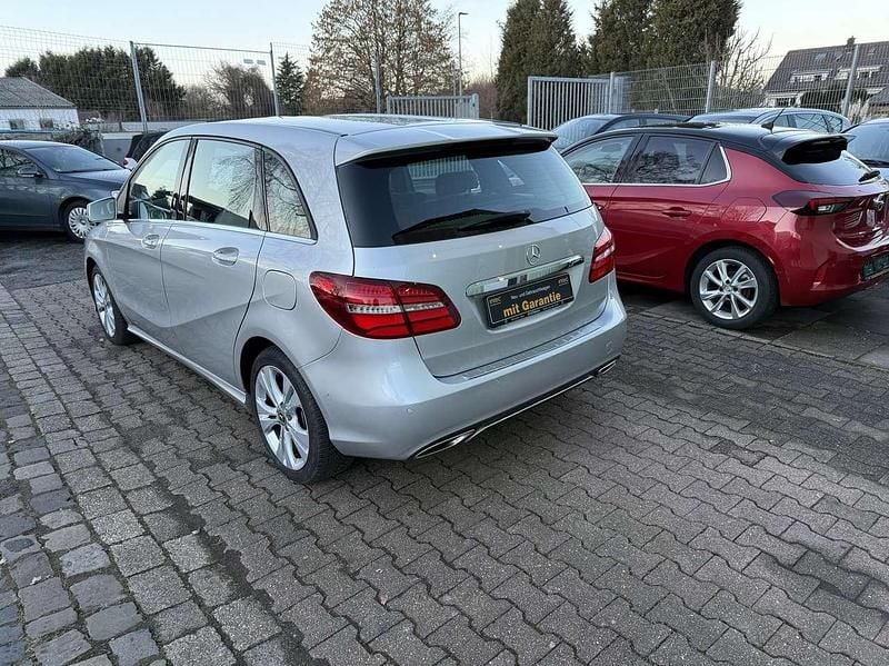 Gebraucht Mercedes B200 Business 156 PS (114 kW) 2017 Polarsilber  metalliclack Van / Kleinbus