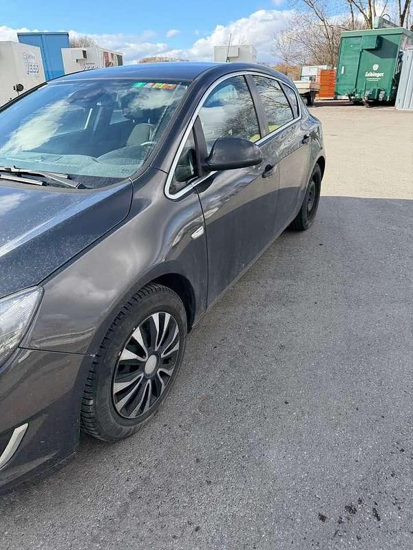 Gebraucht Opel Astra Innovation 140 PS (102 kW) 2013 Plat.anthr./rogrey/0j:silbergr Kleinwagen