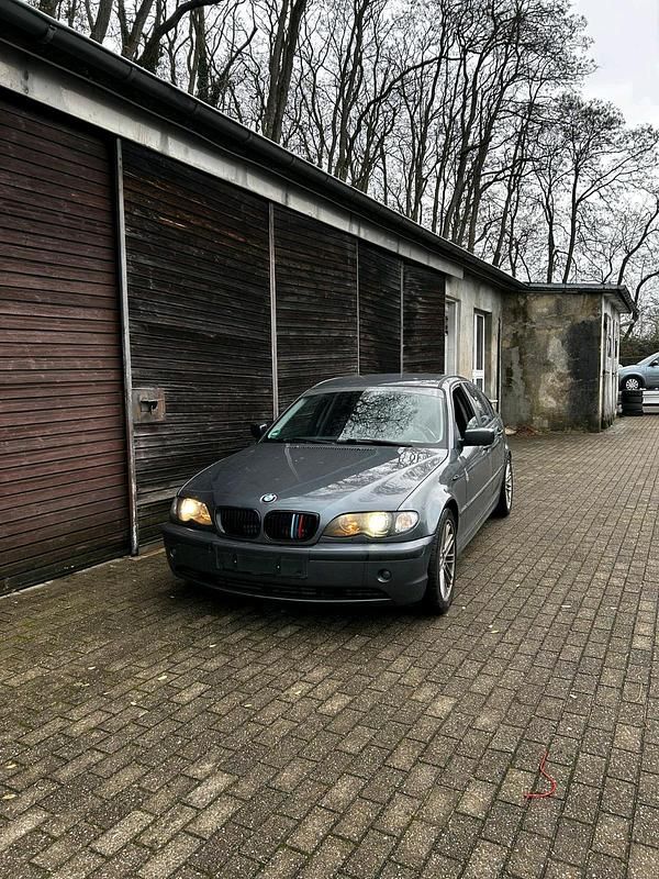 Grau Gebraucht 2002 BMW 318 Limousine | 1.450 € (Guter Preis) - Bild 1/4