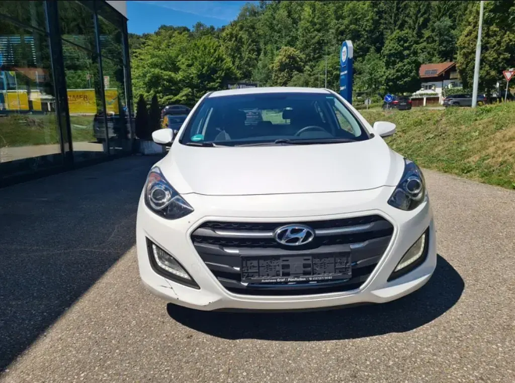 Gebraucht Hyundai i30 Classic 110 PS (80 kW) 2016 Weiß Limousine