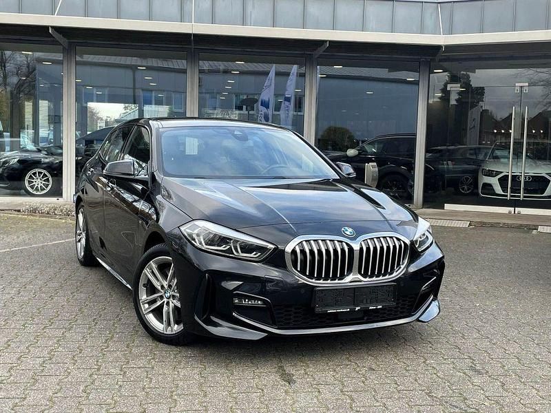 Schwarz Gebraucht 2022 BMW 120 M Sport Kleinwagen | 26.890 € (Fairer Preis) - Bild 1/4