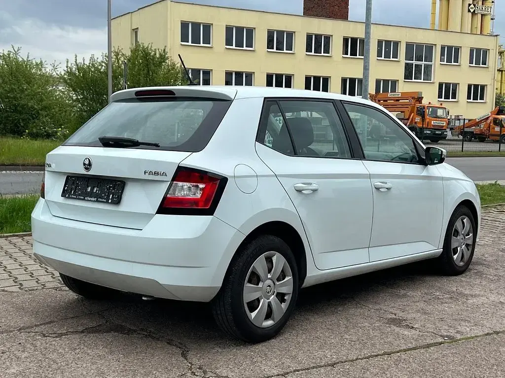 Używany Skoda Fabia Ambition 90 KM (66 kW) 2017 Biały Sedan/Limuzyna