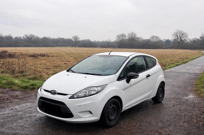 Weiß Gebraucht 2011 Ford Fiesta Trend Limousine | 1.850 € (Guter Preis) - Bild 1/4