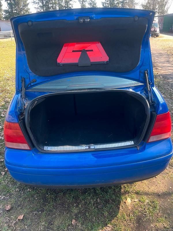 Gebraucht VW Bora 116 PS (85 kW) 1999 Blau Limousine