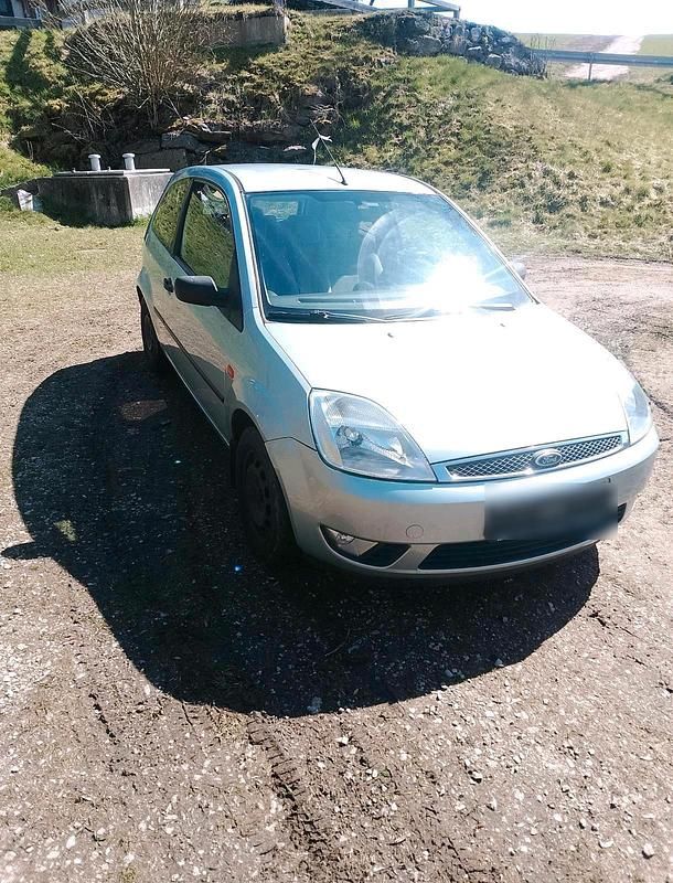 Gebraucht Ford Fiesta 70 PS (51 kW) 2004 Silber Kleinwagen