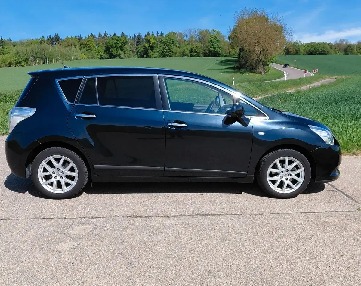 Gebraucht Toyota Verso 147 PS (108 kW) 2012 Blau Van / Kleinbus