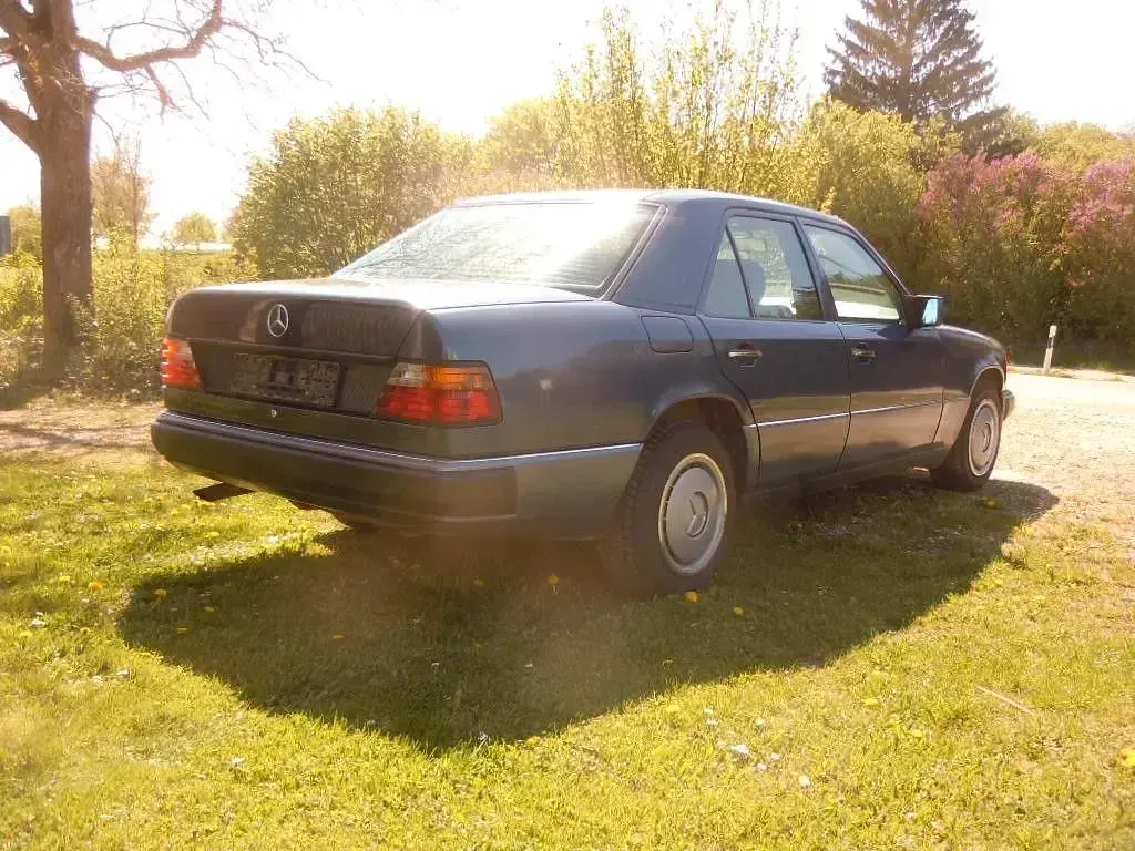 Second-hand Mercedes E220 150 CP (110 kW) 1992 Albastru Berlinǎ