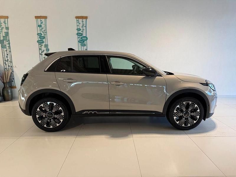 Neu Fiat 600 La Prima 110 PS (80 kW) 2025 Beige SUV