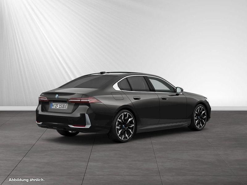 Gebraucht BMW 550e Performance 489 PS (359 kW) 2024 Sophistograu brillanteffekt Limousine