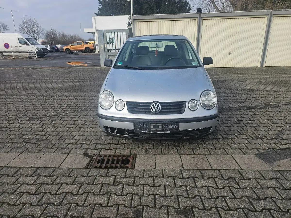 Second-hand VW Polo Basis 75 CP (55 kW) 2003 Argintiu Berlinǎ